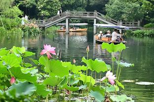 十字韧带撕裂赛季报销？阿拉巴赛后坐车离开球场，神色凝重